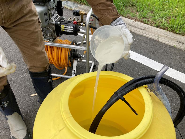 薬剤調合:水に溶かした薬剤を散布予定の水に投入し、よく撹拌する(二次撹拌)